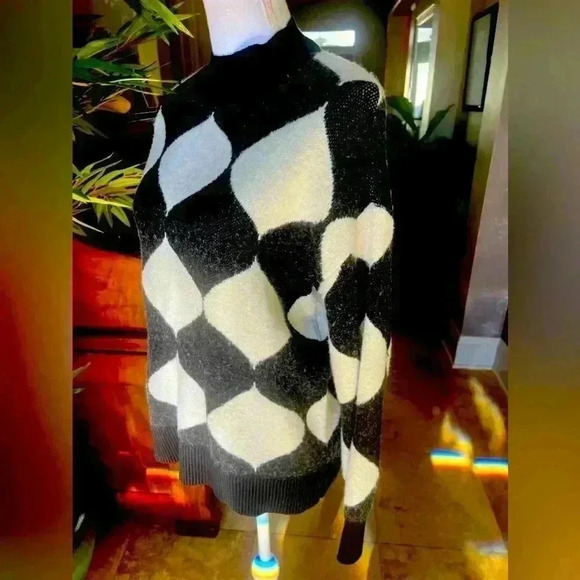Ann Taylor Factory Sweater. NWT. Size Medium. Black and White. Long sleeve soft - Picture 3 of 10